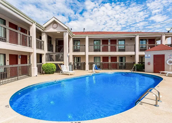 Hotel near College: Econo Lodge Inn & Suites Murfreesboro Shopping District